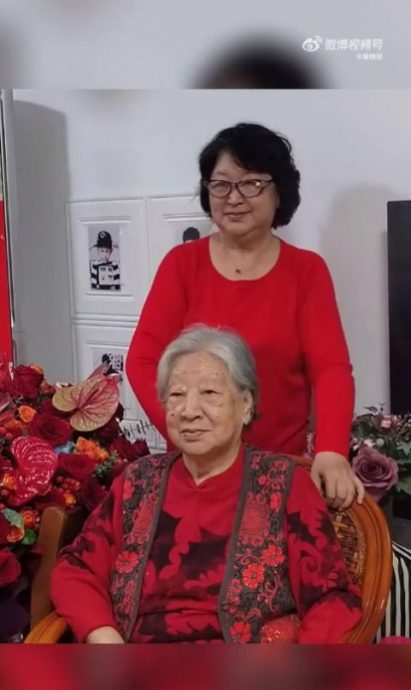 Baby携子逛商场 小海绵暴风式长高