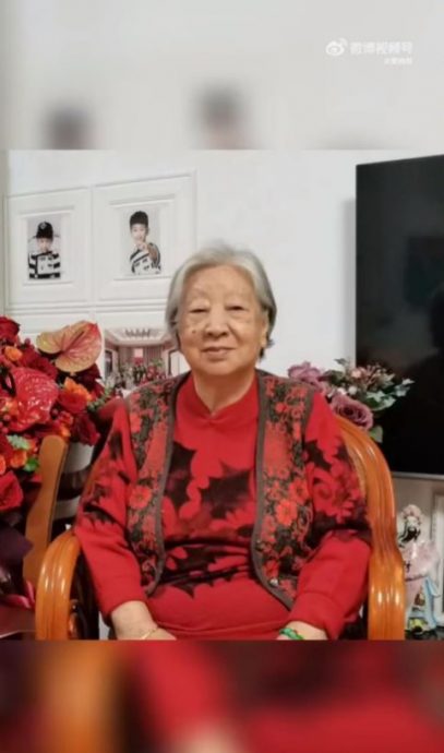 Baby携子逛商场 小海绵暴风式长高