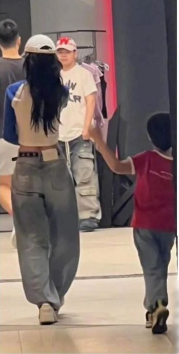 Baby携子逛商场 小海绵暴风式长高