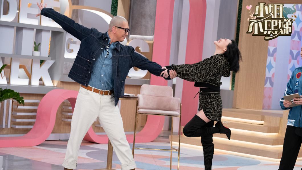 小S揭姐夫夸张宠妻 具俊晔亲喂大S吃饭