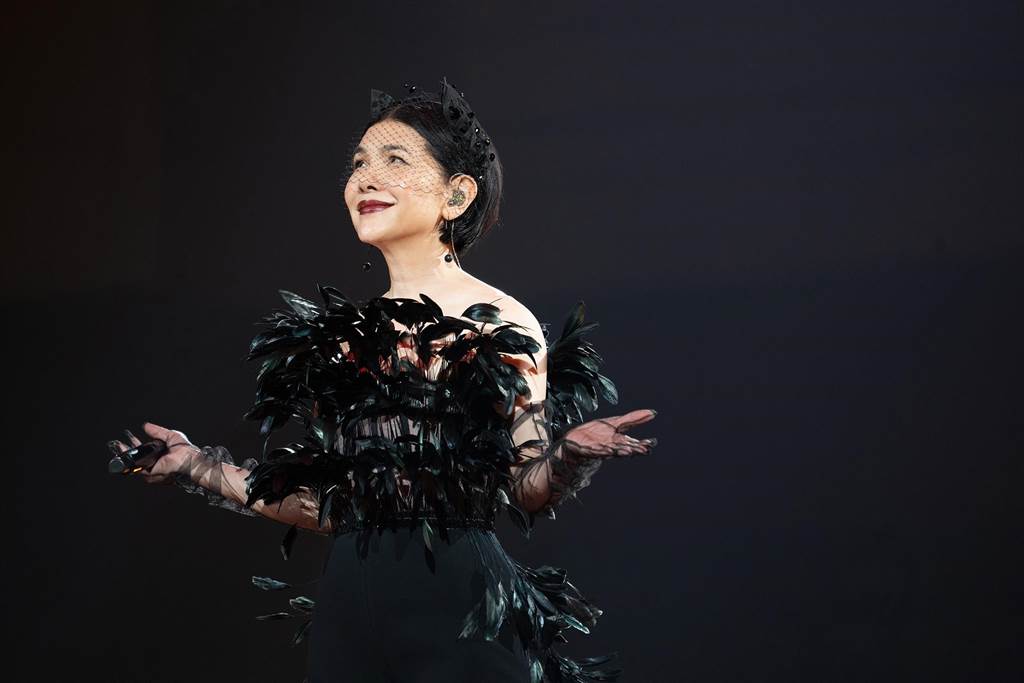 ​张清芳点名Ella接班  向儿喊话“妈妈很红” 