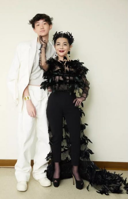 ​张清芳点名Ella接班  向儿喊话“妈妈很红” 