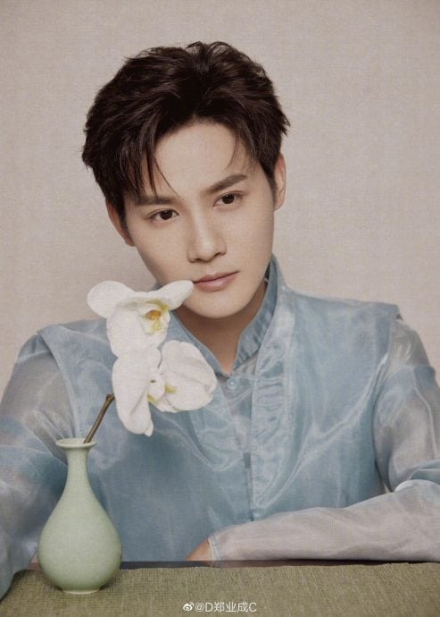 郑业成往车窗外连丢2烟头 被拍下证据急道歉