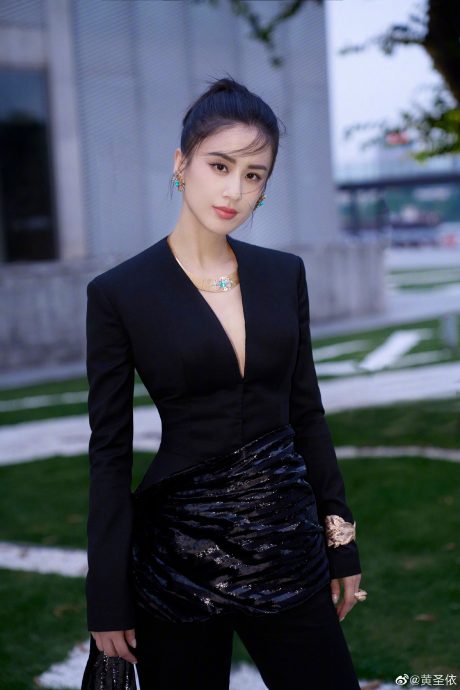 “孩子没去迪士尼会自卑” 黄圣依夫妻失言遭炮轰