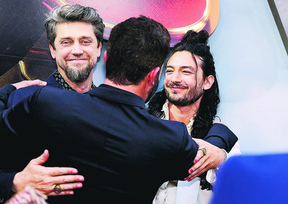 《闪电侠》首映|艾萨米勒被灭声 宾艾弗力送抱打气