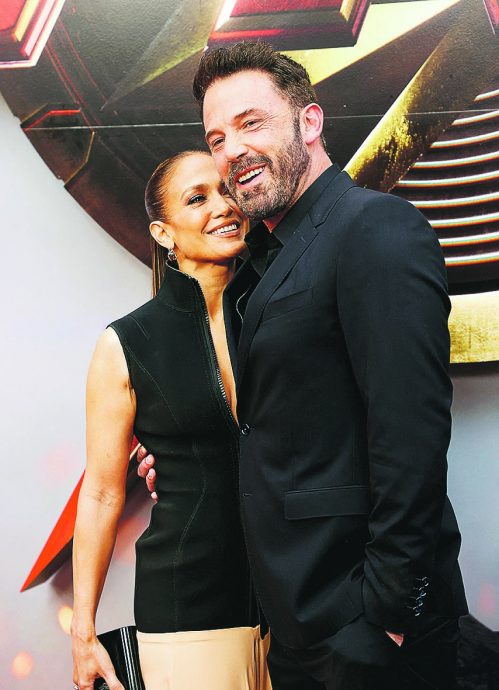 《闪电侠》首映|艾萨米勒被灭声 宾艾弗力送抱打气