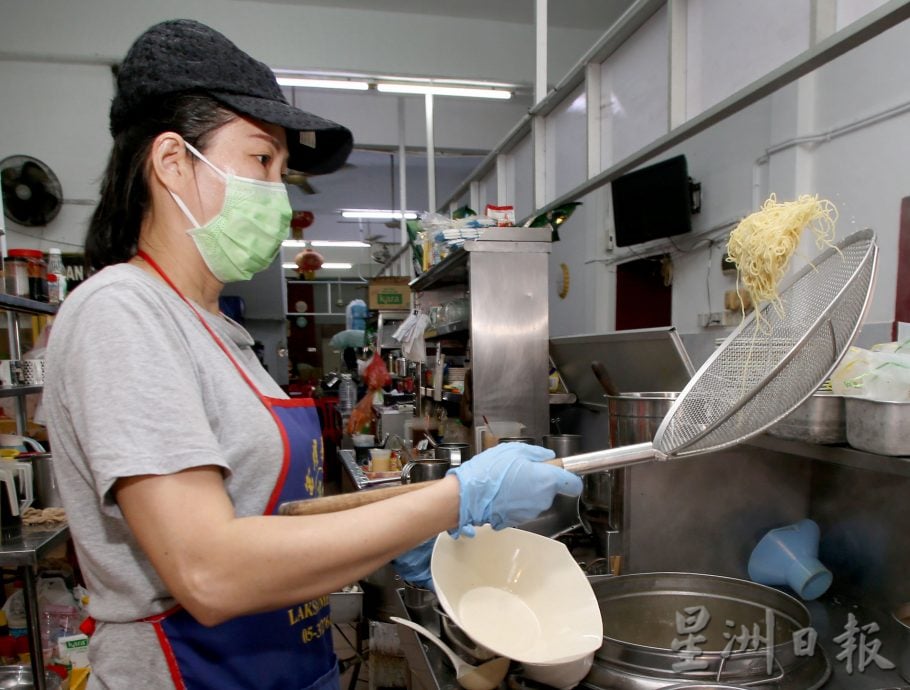【人气美食】★6月4日刊登／大霹雳封底主文／／蔡翠萍下足功夫制烧鸭肉 干捞 上汤鸭面让人回味