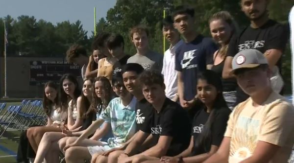 一起毕业！美麻州高中“15对双胞胎+1对三胞胎”　毕业纪念册占两页