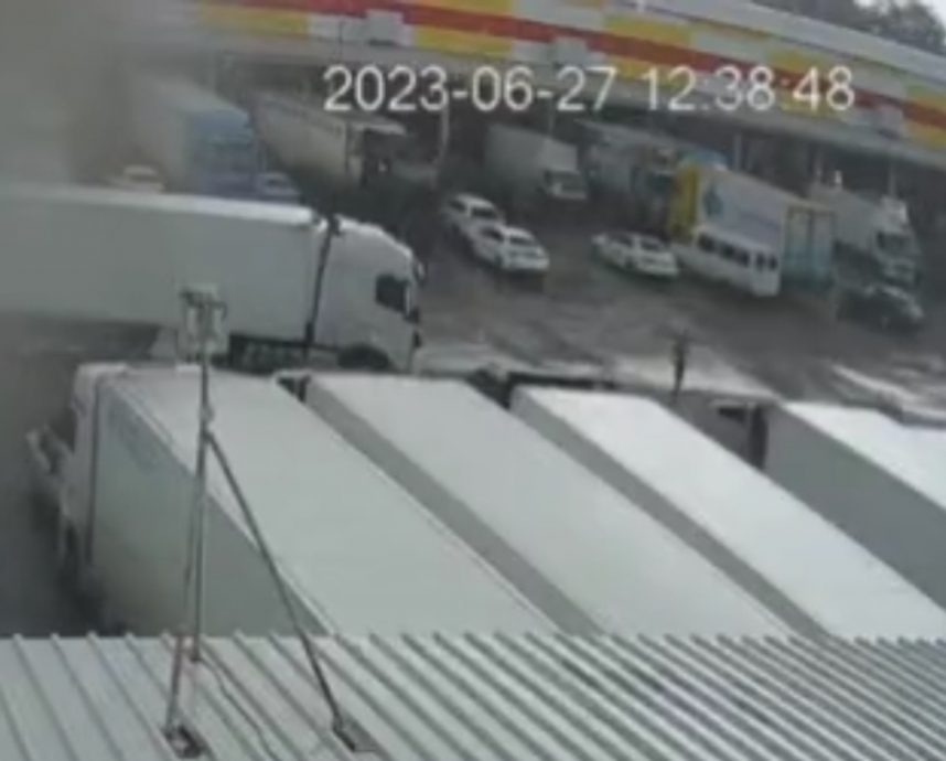 下雨忘带伞“被雷劈”影片疯传　俄罗斯男全身爆出火光当场惨死