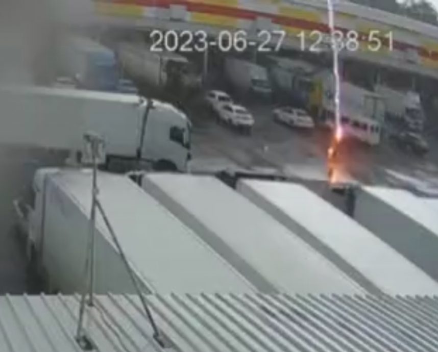 下雨忘带伞“被雷劈”影片疯传　俄罗斯男全身爆出火光当场惨死