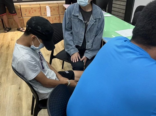 不当管教 男童笑太大声遭罚“跪地舔地板”