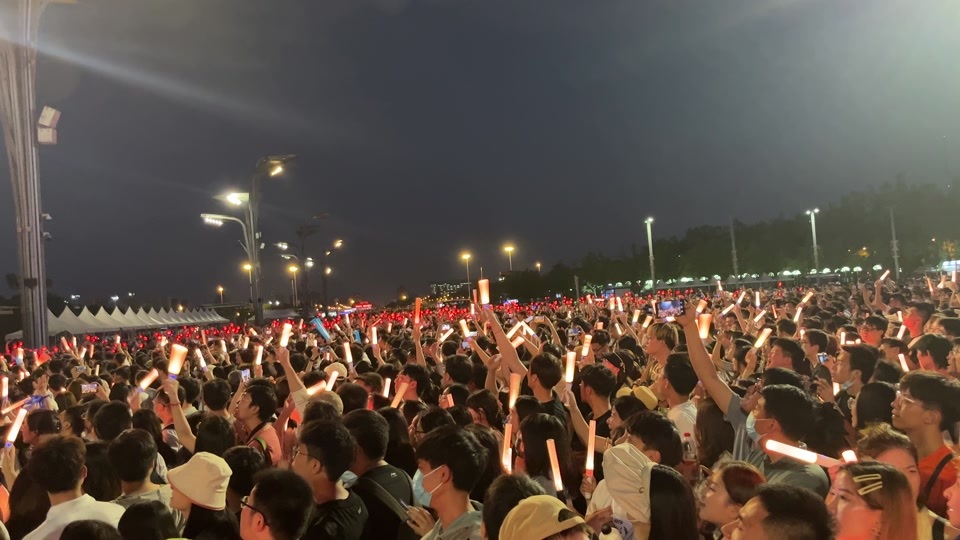 不满喧宾夺主|五月天华晨宇粉丝开撕 张碧晨躺枪上热搜