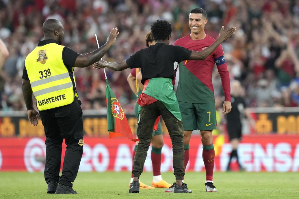 不让梅西独被抱 轮到C罗被球迷熊抱