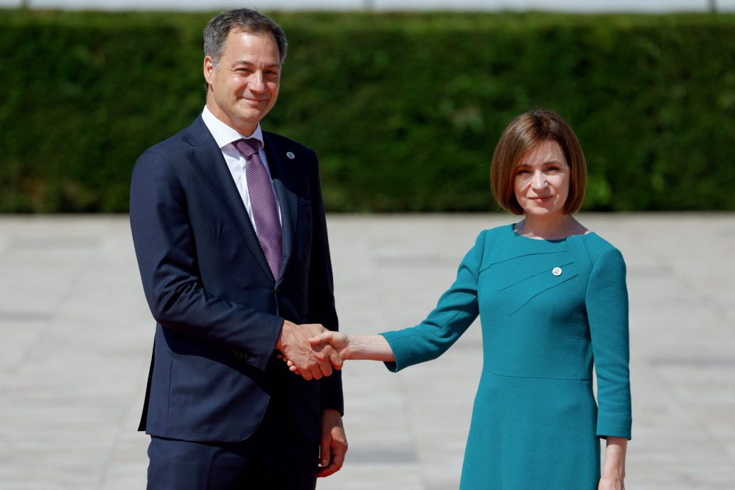 与儿子骑脚踏车跌倒 比利时总理短暂失去知觉