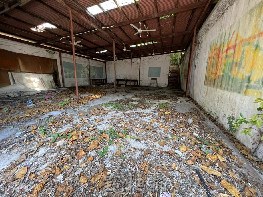 世遗核心区最“失落” 旧法庭建筑沦废墟