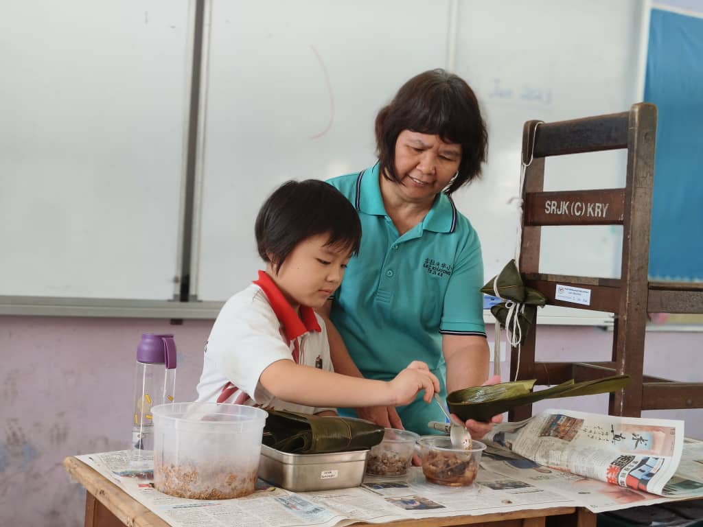 东10：吉拉央华小办裹粽活动 学生学裹马来粽和华人粽