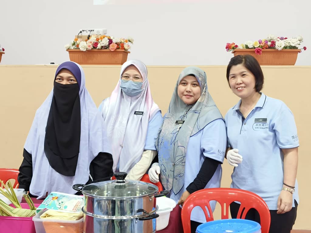 东10：吉拉央华小办裹粽活动 学生学裹马来粽和华人粽