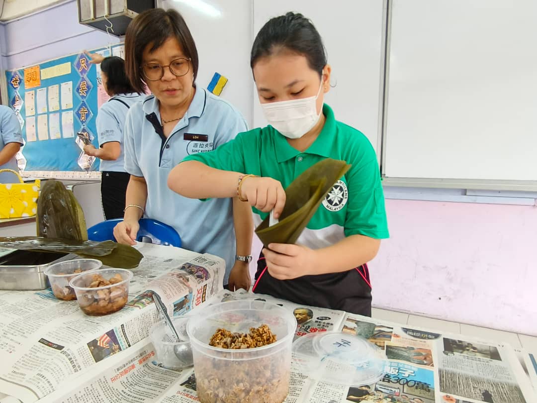 东10：吉拉央华小办裹粽活动 学生学裹马来粽和华人粽