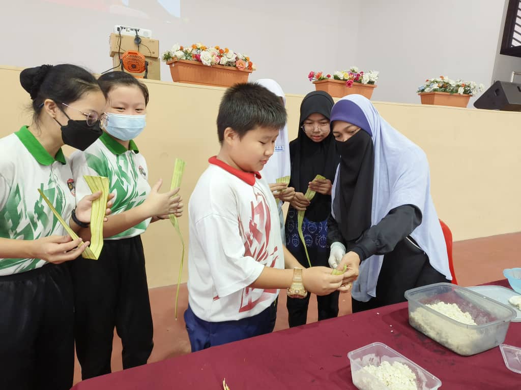 东10:吉拉央华小办裹粽活动 学生学裹马来粽和华人粽