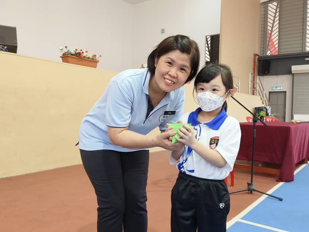 东10：吉拉央华小办裹粽活动 学生学裹马来粽和华人粽