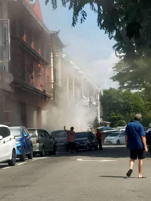 东12:火锅店电线短路引发小火警,食客及时疏散无人伤亡。