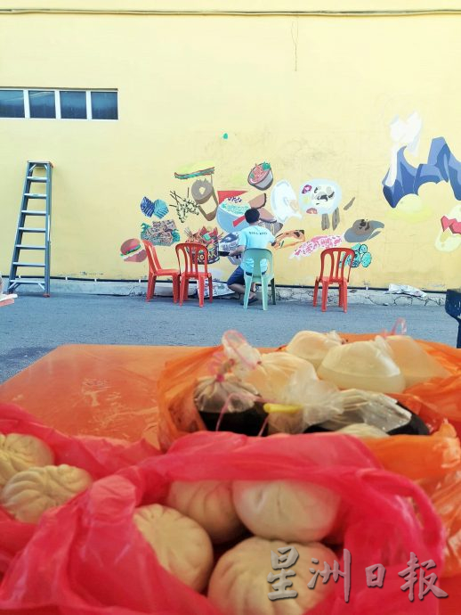 东游记：父母支持 村民送食 等成绩少年完成壁画