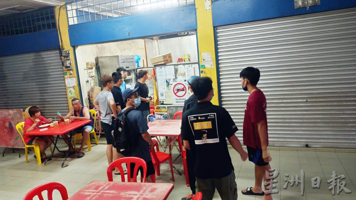 东游记:父母支持 村民送食 等成绩少年完成壁画