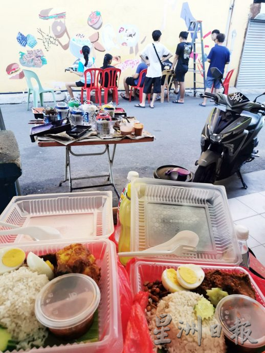 东游记：父母支持 村民送食 等成绩少年完成壁画