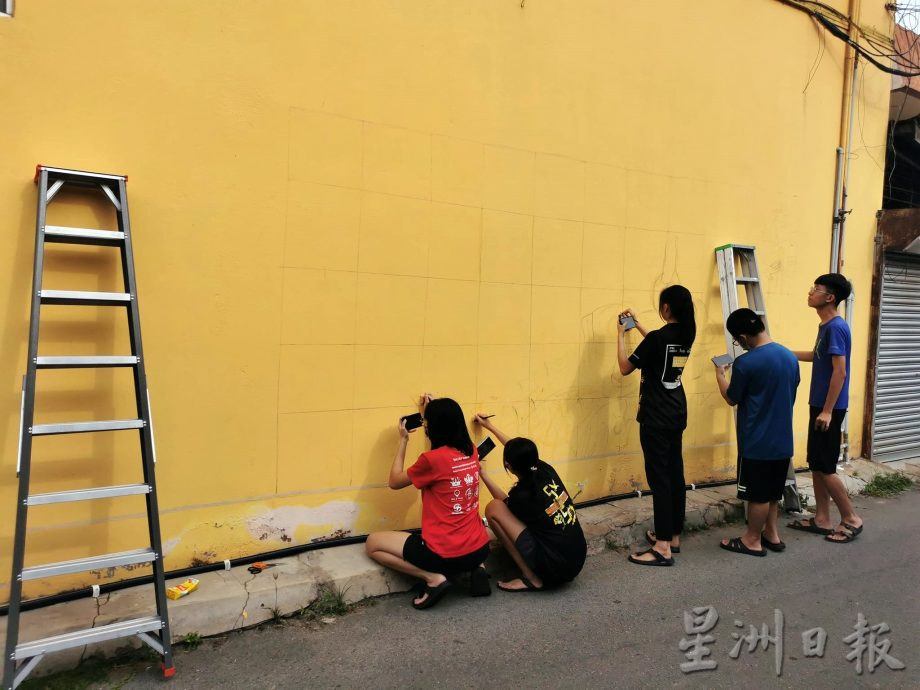 东游记：父母支持 村民送食 等成绩少年完成壁画