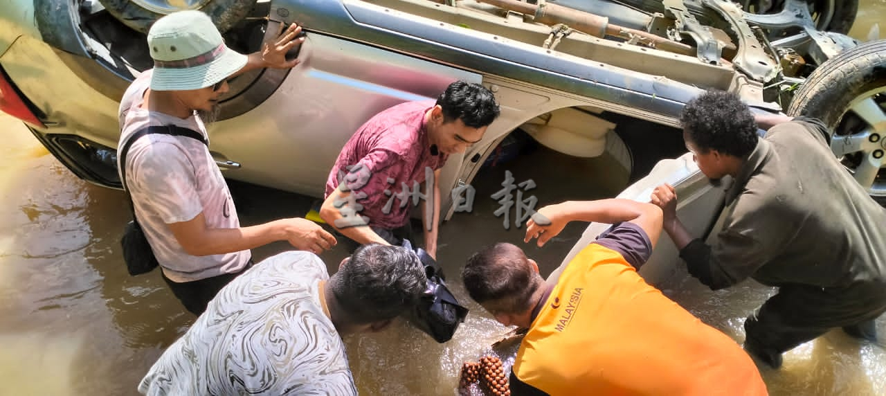 东:60岁女瑜伽教练驾四轮驱动车失控撞入河中四辆朝天丧命。
