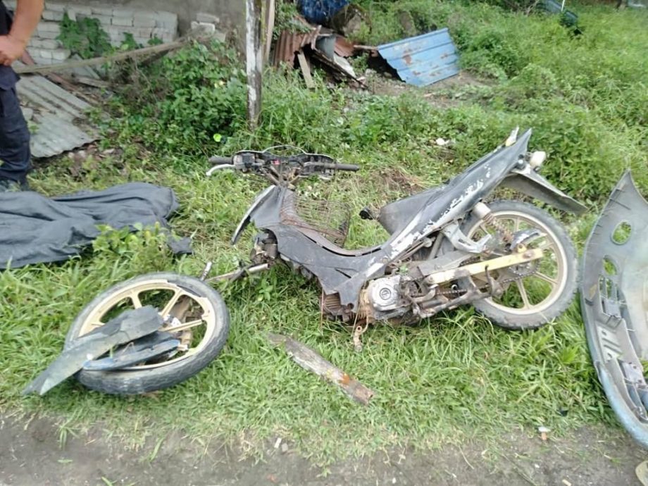 东：一辆正在行驶中的轿车忽然爆胎，失控撞上两辆摩托车，导致14岁的骑士伤重死亡，另外一名骑士受伤。