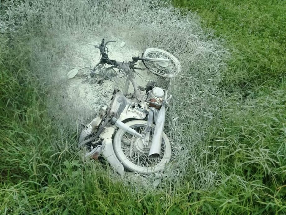东：一辆正在行驶中的轿车忽然爆胎，失控撞上两辆摩托车，导致14岁的骑士伤重死亡，另外一名骑士受伤。