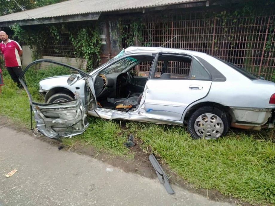 东：一辆正在行驶中的轿车忽然爆胎，失控撞上两辆摩托车，导致14岁的骑士伤重死亡，另外一名骑士受伤。
