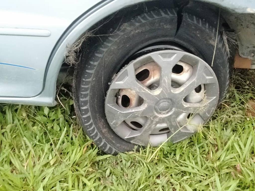 东：一辆正在行驶中的轿车忽然爆胎，失控撞上两辆摩托车，导致14岁的骑士伤重死亡，另外一名骑士受伤。