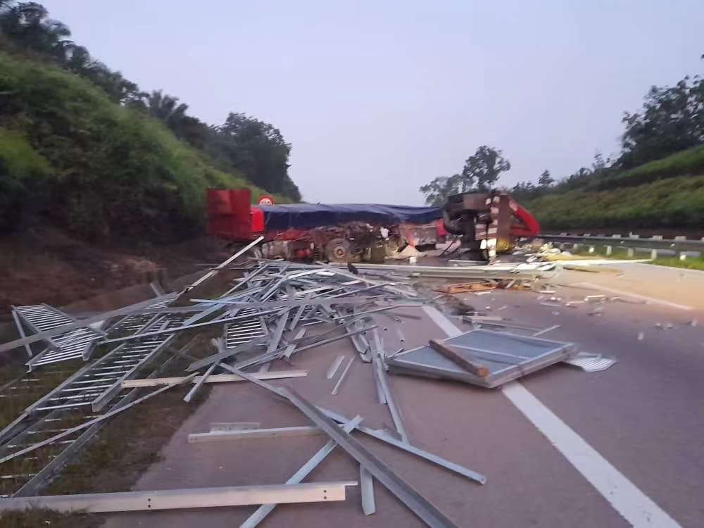 东：东海岸大道2罗里翻覆，通往吉隆坡方向路段受堵。