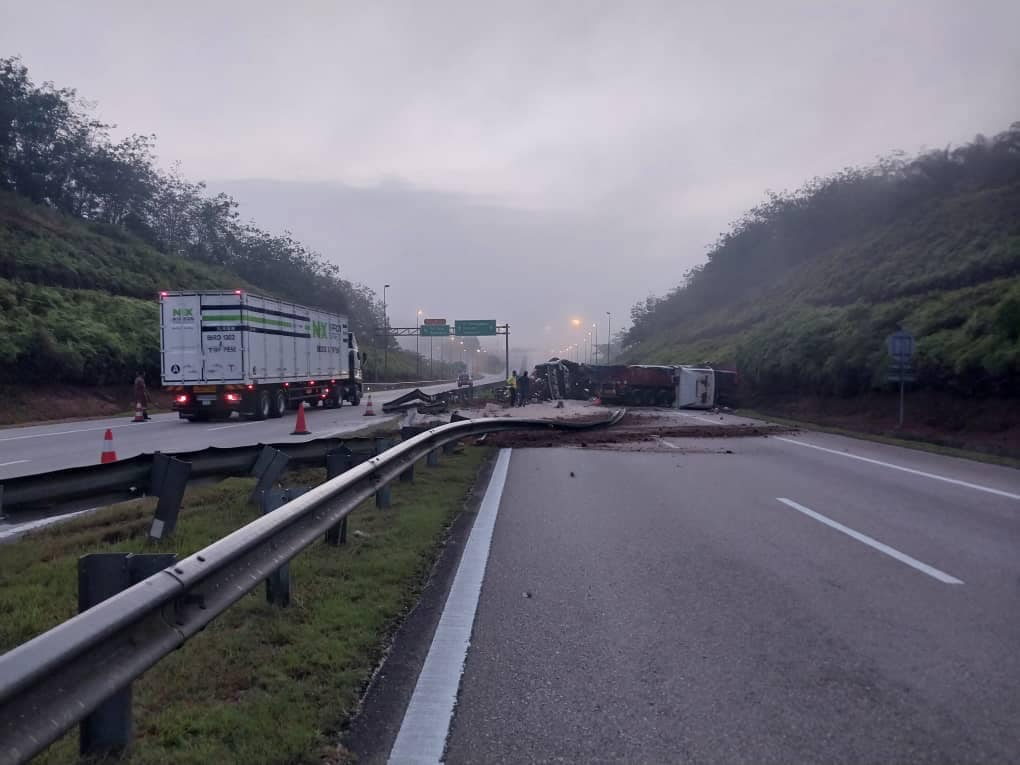 东：东海岸大道2罗里翻覆，通往吉隆坡方向路段受堵。