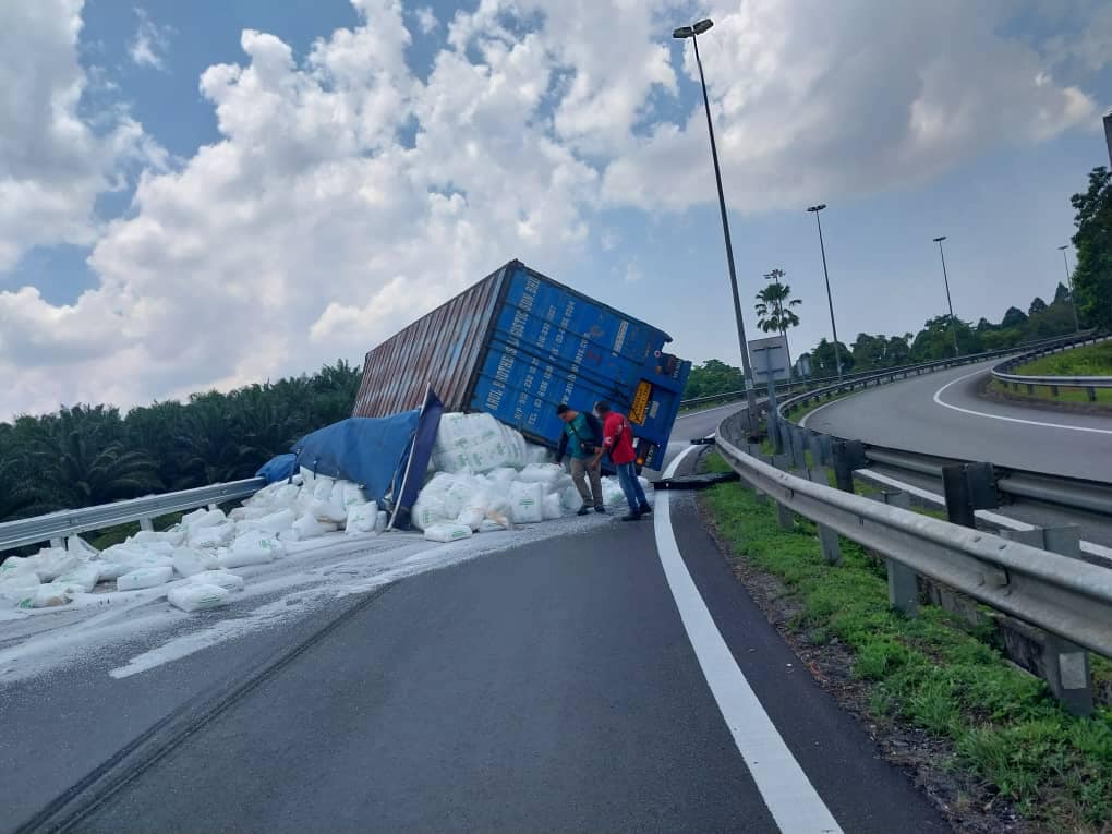 东:东海岸大道2罗里翻覆,通往吉隆坡方向路段受堵。