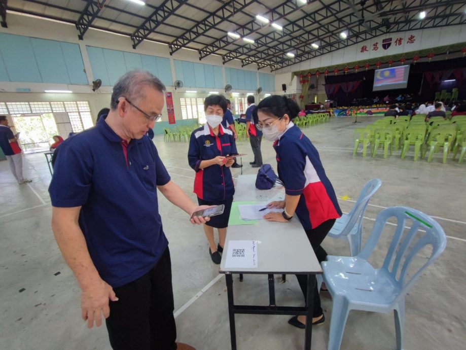 东：中华维新中学董事长郭明辉指出，现今网络异常发达，若未能加以善用，将成为人们前进的绊脚石。