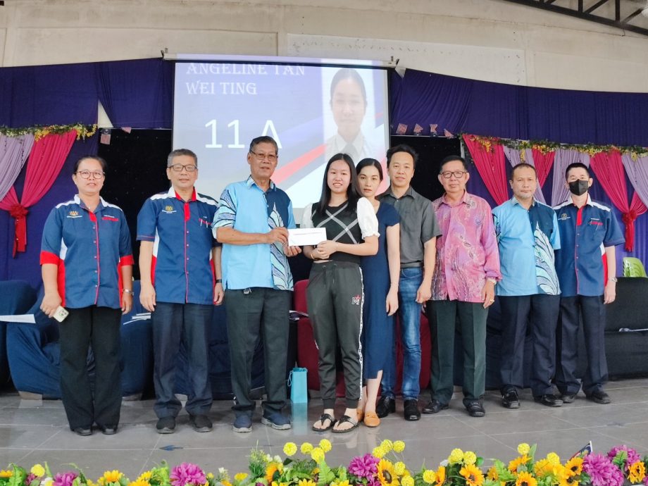 东:中华维新中学董事长郭明辉指出,现今网络异常发达,若未能加以善用,将成为人们前进的绊脚石。