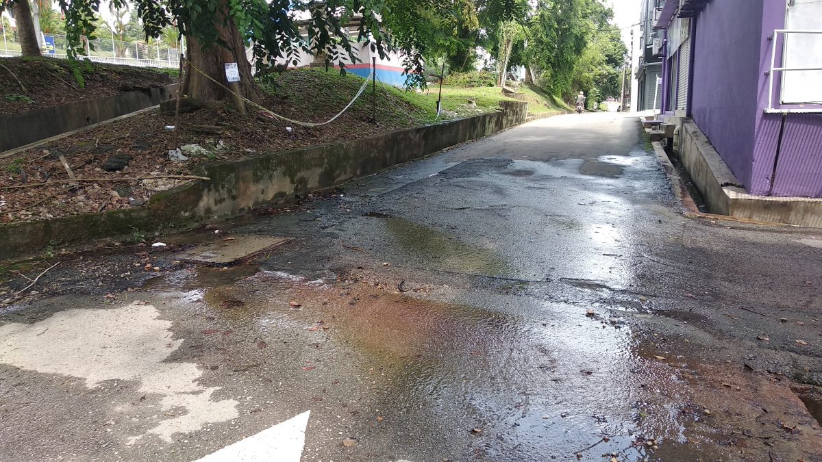 东:地下水管破裂3个月,无人问津和处理