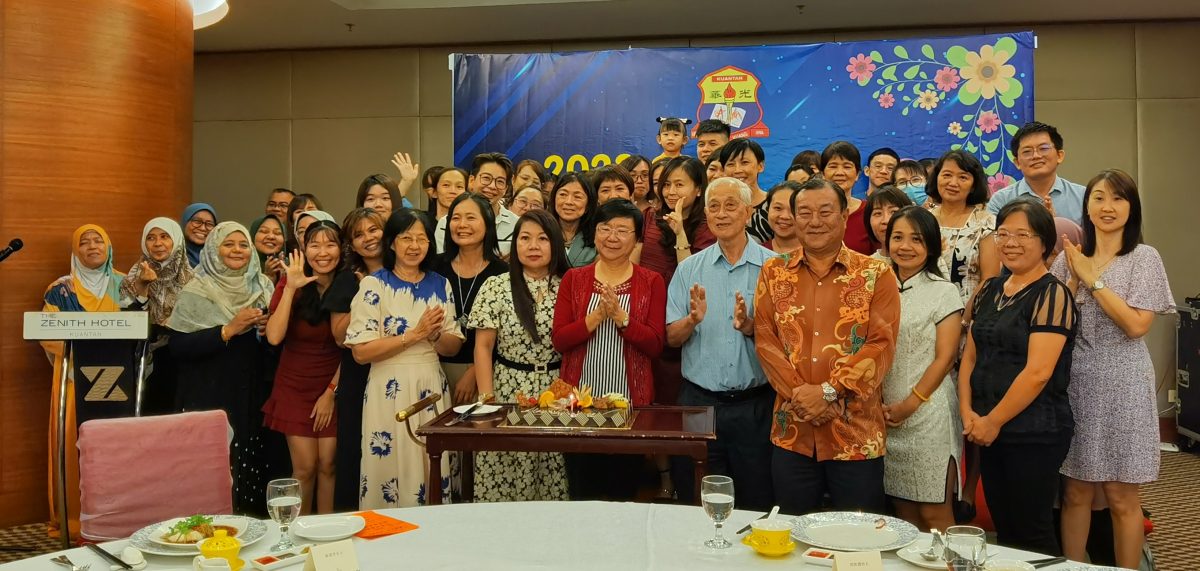 东:张金镇:兢兢业业投身教育事业,教师值得大家敬佩。