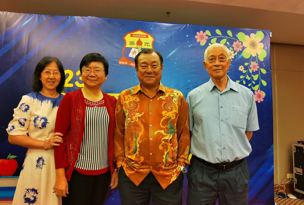 东:张金镇:兢兢业业投身教育事业,教师值得大家敬佩。