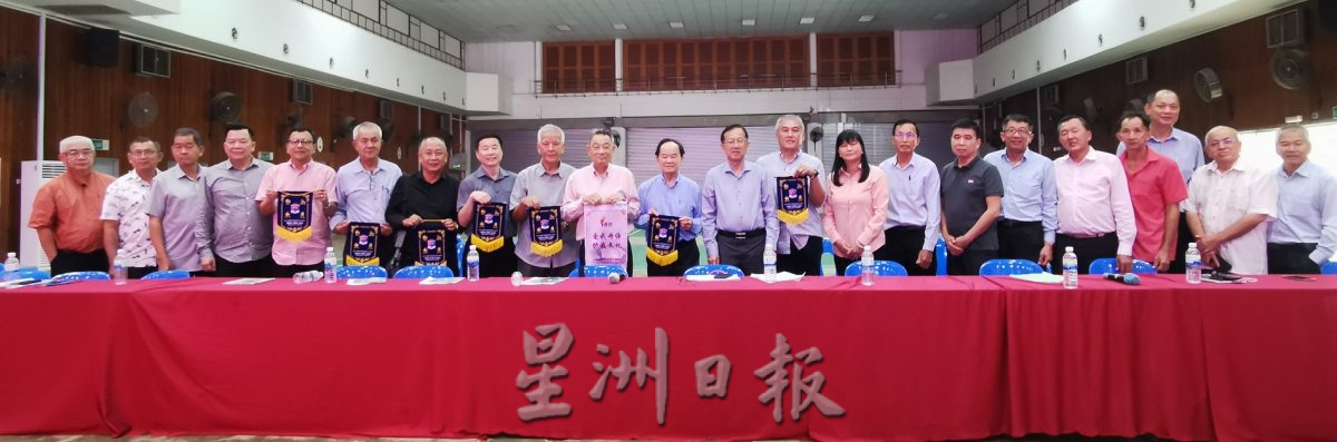 东:文德甲华联国民型华文中学董事长拿督王亚礼说,学校面临师资问题,使华联中学面对各方面挑战,包括缺乏华裔老师。