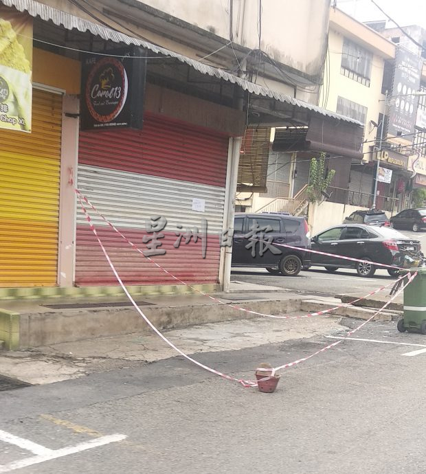 东：文德甲莫喜乾街旧店屋二楼，玻璃窗突然掉落下来