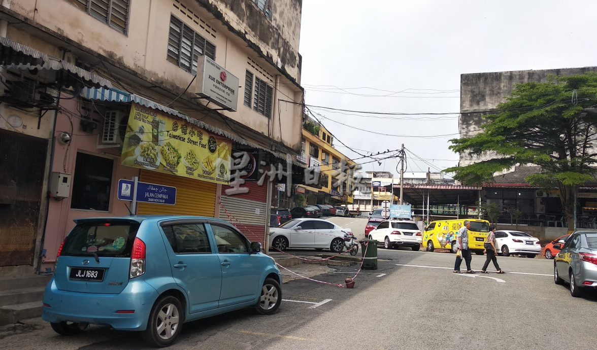 东:文德甲莫喜乾街旧店屋二楼,玻璃窗突然掉落下来