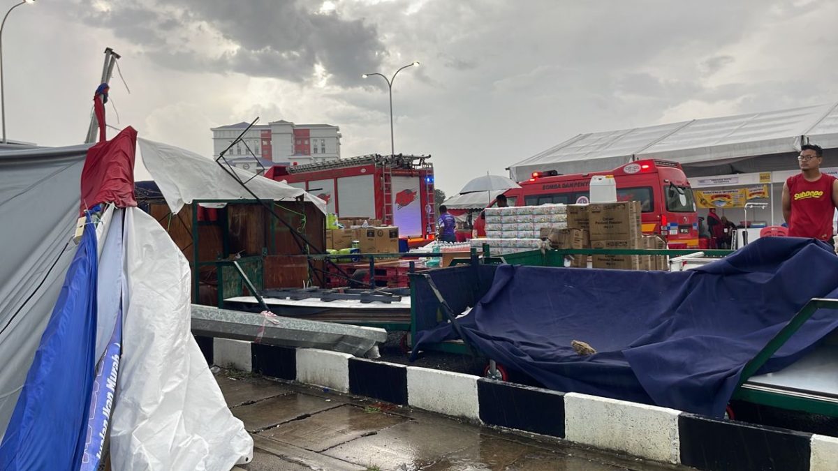 东：短暂暴风雨，关丹多处树倒帐篷塌。