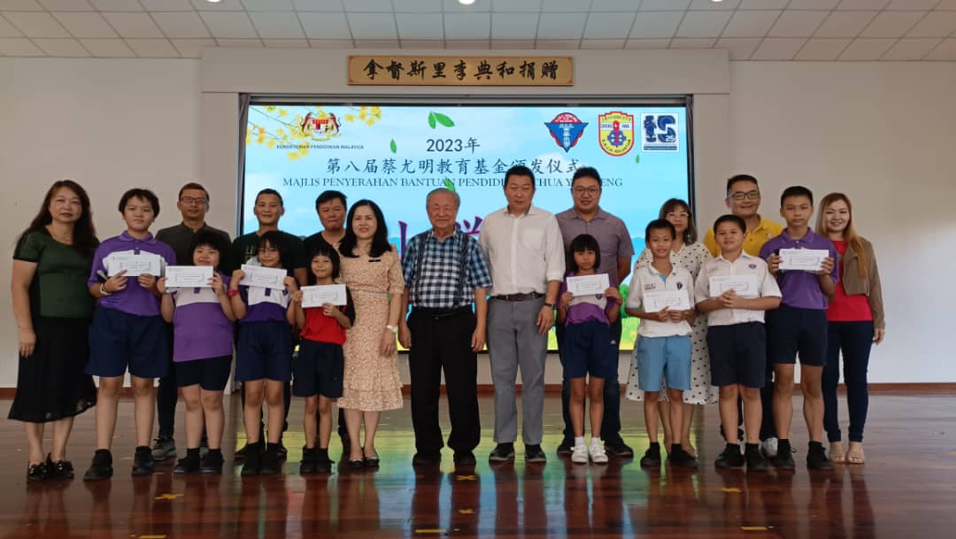 东:蔡尤明教育基金创办人蔡尤明局绅说,一个人就算家庭经济状况不好,也不该自怨自艾,因为学问才是个人所拥有的宝贵资产,只要下定决心奋发学习,日后也必会有一番成就。