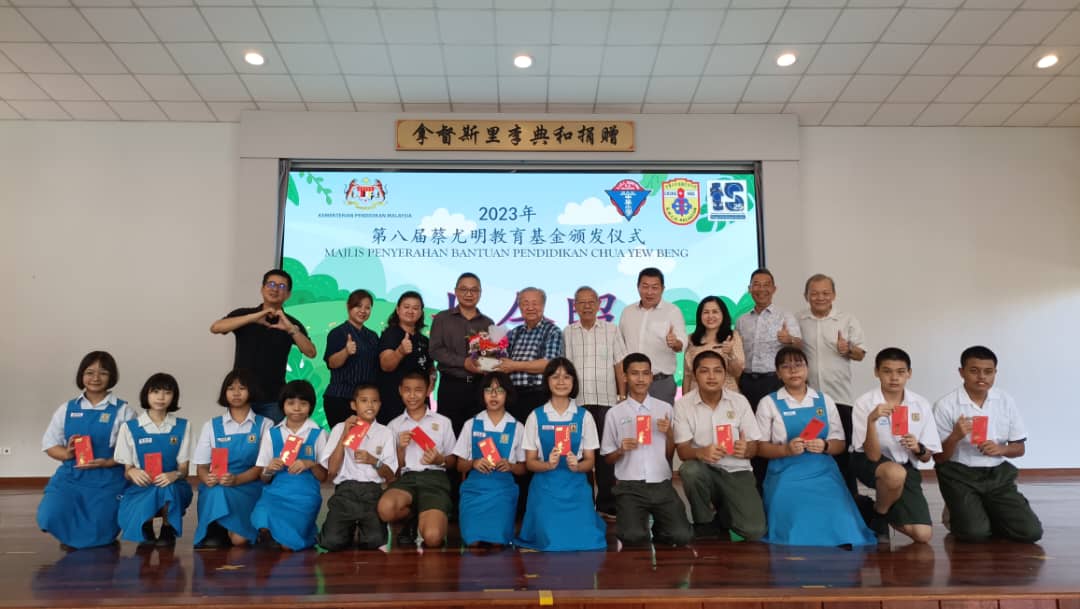 东:蔡尤明教育基金创办人蔡尤明局绅说,一个人就算家庭经济状况不好,也不该自怨自艾,因为学问才是个人所拥有的宝贵资产,只要下定决心奋发学习,日后也必会有一番成就。