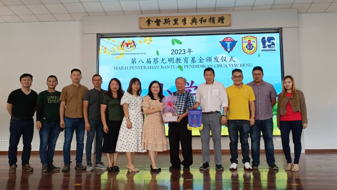 东:蔡尤明教育基金创办人蔡尤明局绅说,一个人就算家庭经济状况不好,也不该自怨自艾,因为学问才是个人所拥有的宝贵资产,只要下定决心奋发学习,日后也必会有一番成就。