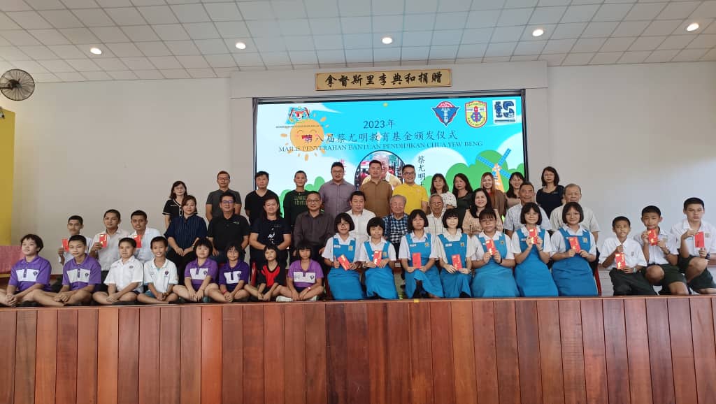 东:蔡尤明教育基金创办人蔡尤明局绅说,一个人就算家庭经济状况不好,也不该自怨自艾,因为学问才是个人所拥有的宝贵资产,只要下定决心奋发学习,日后也必会有一番成就。